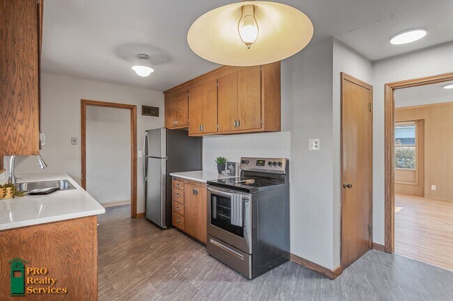 Building Photo - 4 Bedroom Home **Half Off 1 Month's Rent w...