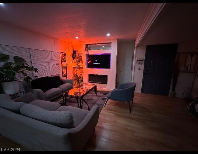 Foto del edificio - 3325 N Nellis Blvd