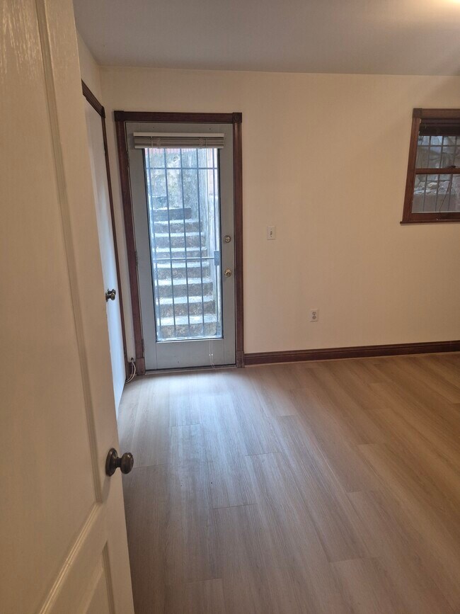 Foto del edificio - 645 Acker Pl NE