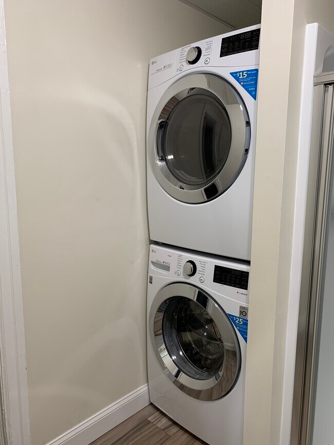 Full size washer & dry - 5 S Morton Ave