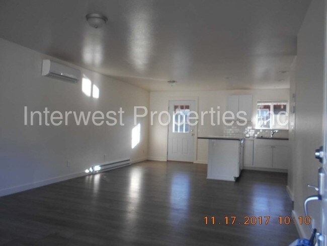 Building Photo - 887 Chemawa Rd N