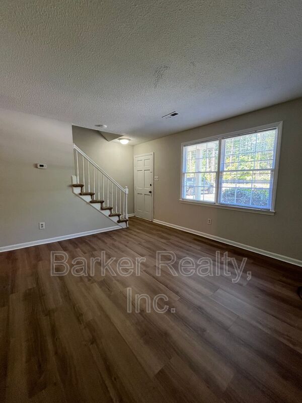 Foto del edificio - 8711 Chapel Hill Rd