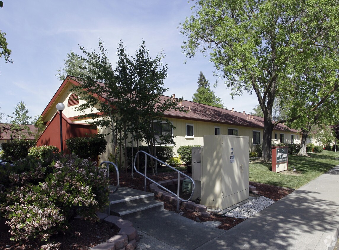 Foto del edificio - Lincoln Gardens Apartments for Seniors