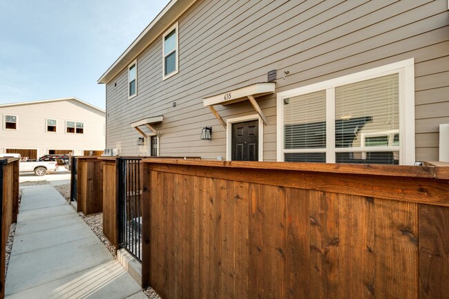 Building Photo - GORGEOUS 2 BEDROOM FOUR PLEX LOCATED IN MIDLOTHIAN ISD!