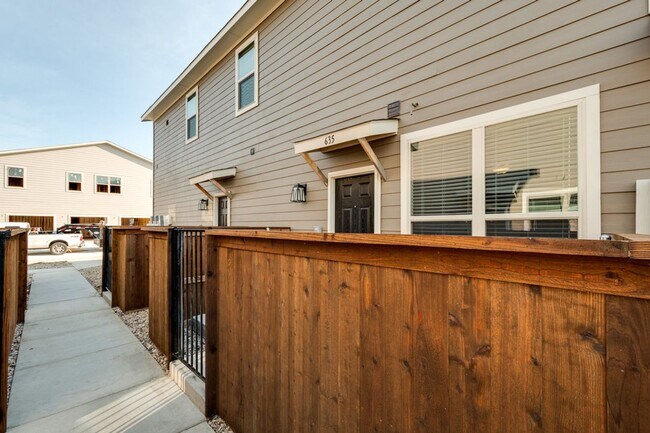 Foto del edificio - GORGEOUS 2 BEDROOM FOUR PLEX LOCATED IN MIDLOTHIAN ISD!