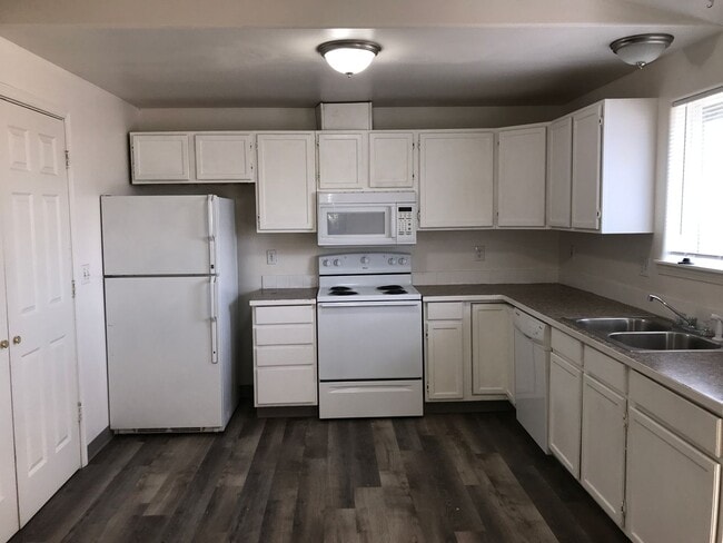 Building Photo - Remodled Duplex