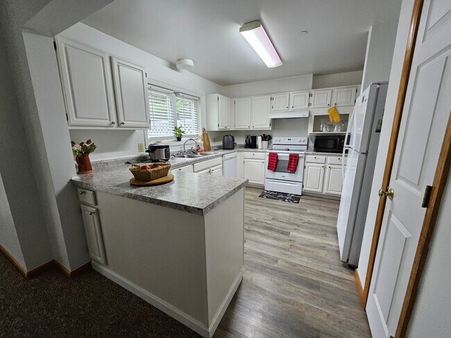 Foto del edificio - 23 Beaver Pond Rd