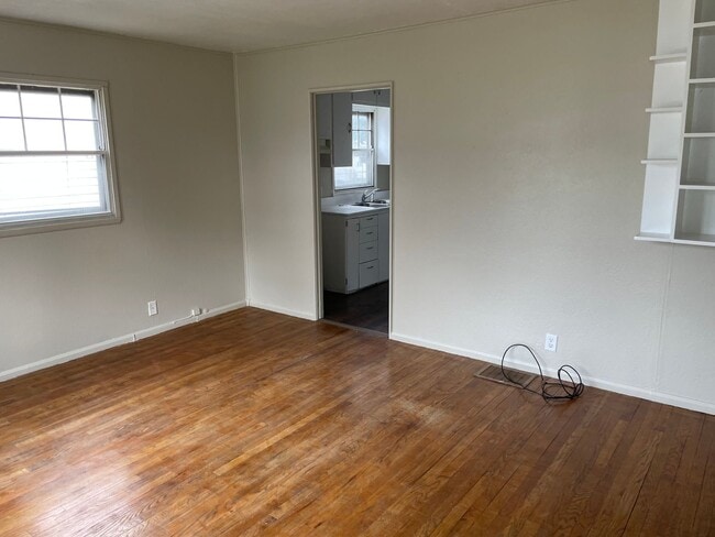 Building Photo - 2 Bedroom/1 Bathroom Home For Lease