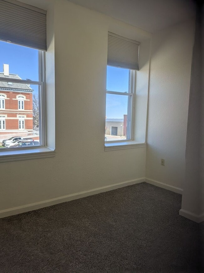 Building Photo - Uptown Apartments