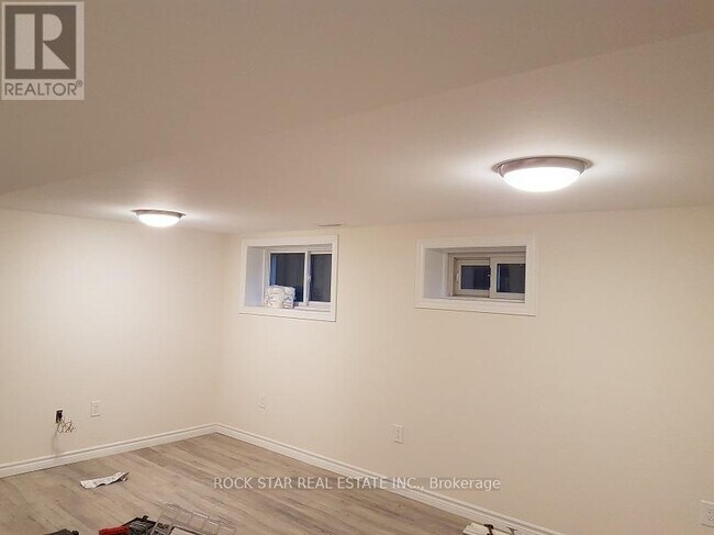 Photo du bâtiment - 324 E 33rd St