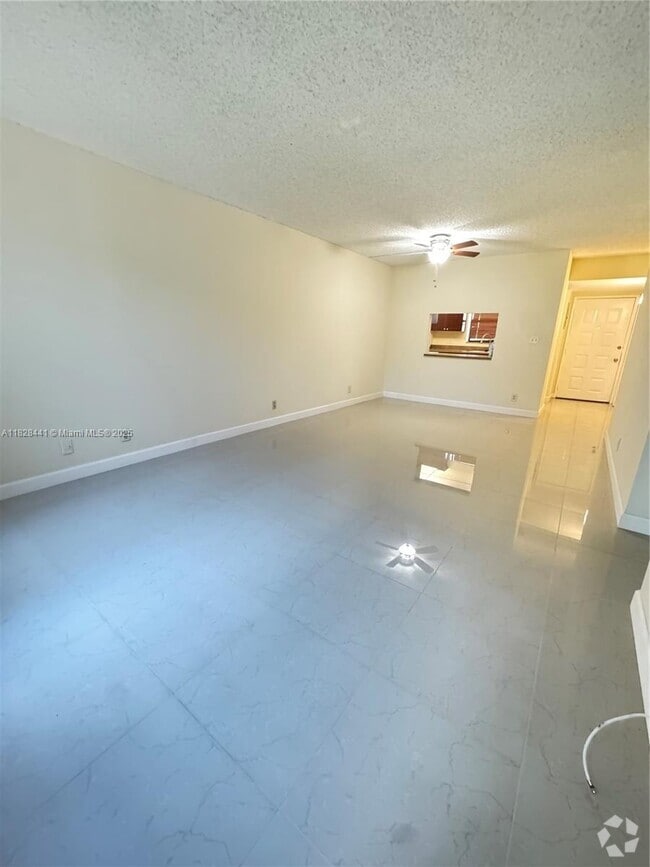 Building Photo - 11441 NW 39th Ct