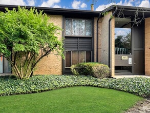Building Photo - 6153 Knoll Way Dr