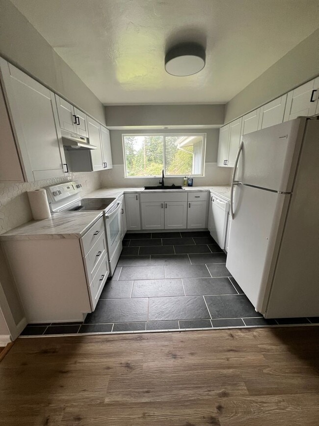 Building Photo - Updated 3 Bedroom & 1 Bath located on dead end street!