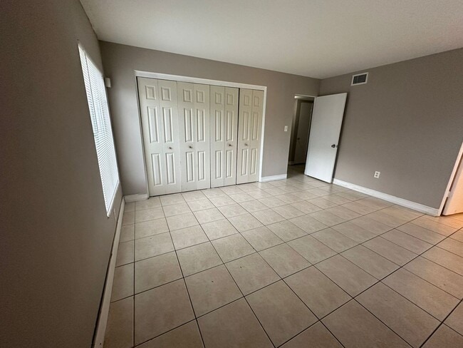 Building Photo - Green Tee - # 601