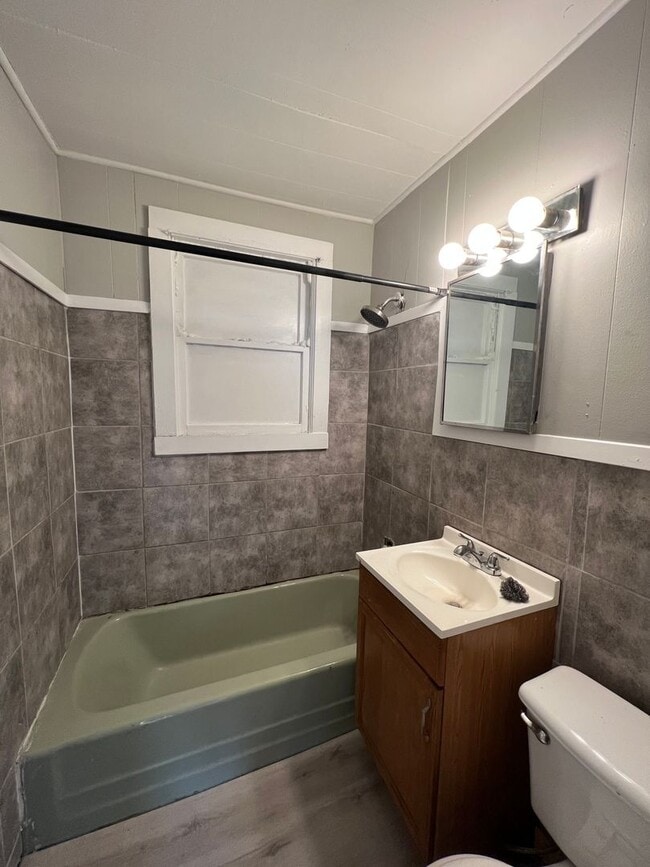 Building Photo - 335 Henry St