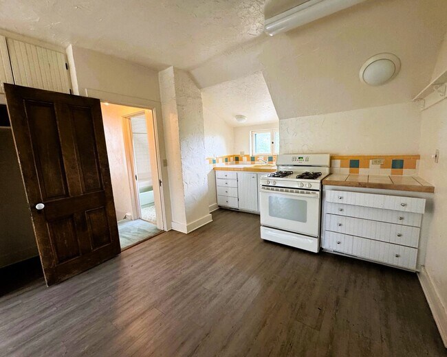 Photo - 403 Maxwell Ave Apartment