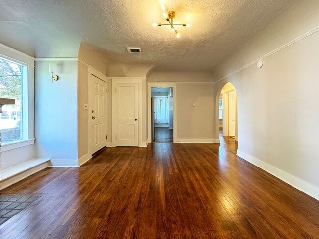 Building Photo - 1100 W 4th Ave