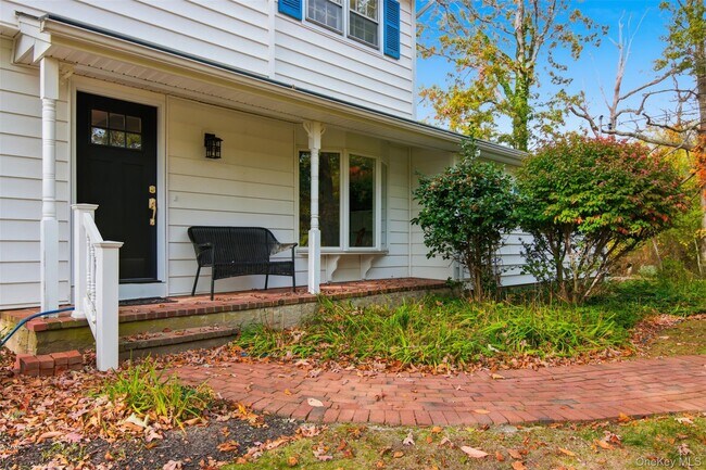 Foto del edificio - 14 Flax Pond Woods Rd