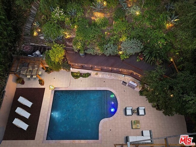 Foto del edificio - 3600 Mandeville Canyon Rd