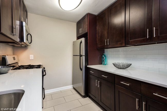 Building Photo - Metropark Station Apartments