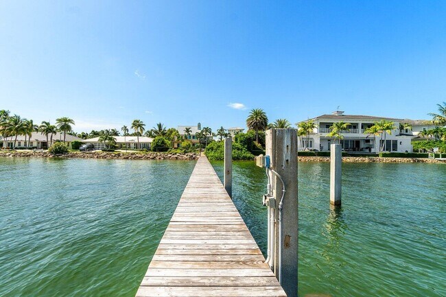 Foto del edificio - 1031 Pine Point Rd