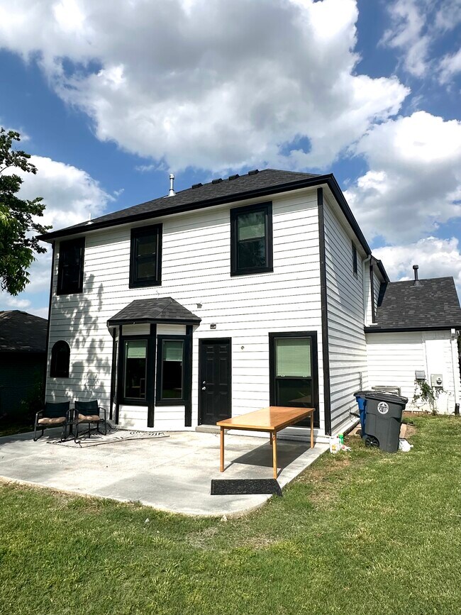 Foto del edificio - 1532 N Greenwood Ave