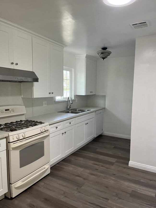 Big kitchen for making family meals - 1343 9th Ave