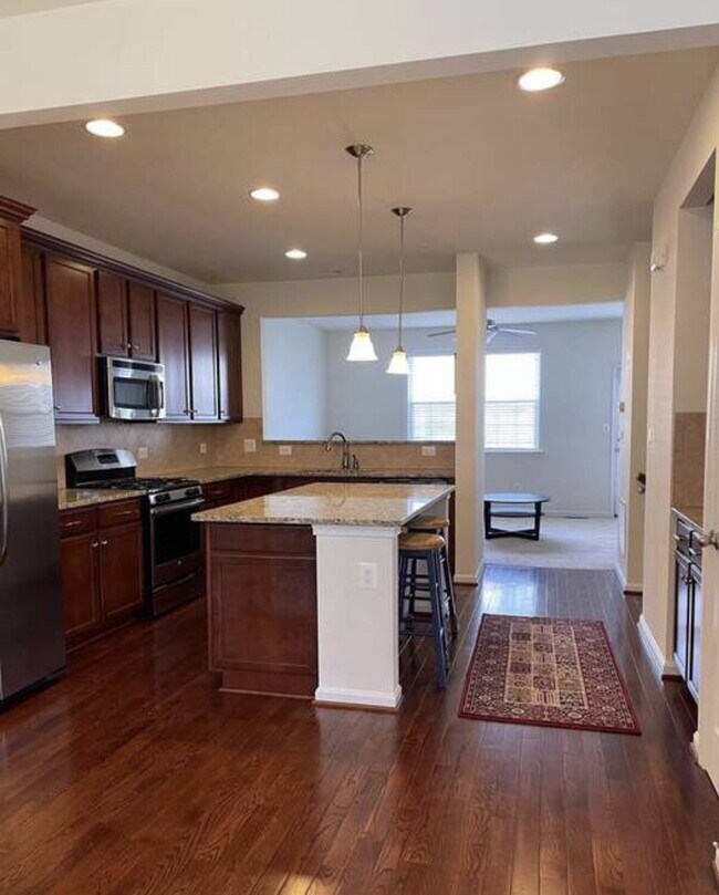 Foto del edificio - 3BD/3BA:  COMING SOON:   Fabulous Owings Mills Townhome