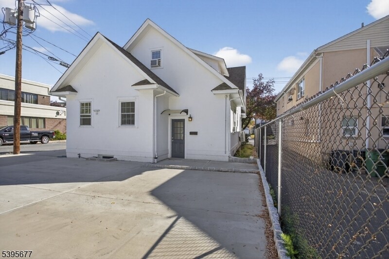 Foto principal - 1793 E 2nd St