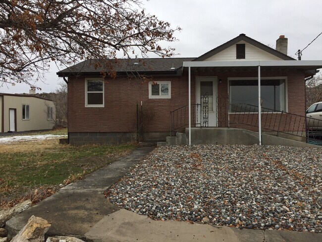 Building Photo - Charming 2 Bedroom Home with Garage