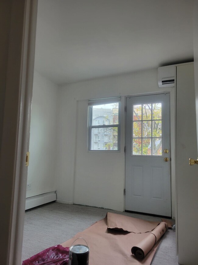 Office room with balcony - 8369 Daniels St