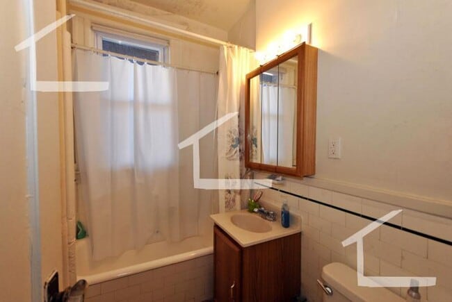 Building Photo - Large 2 bed unit in a prime location, the ...