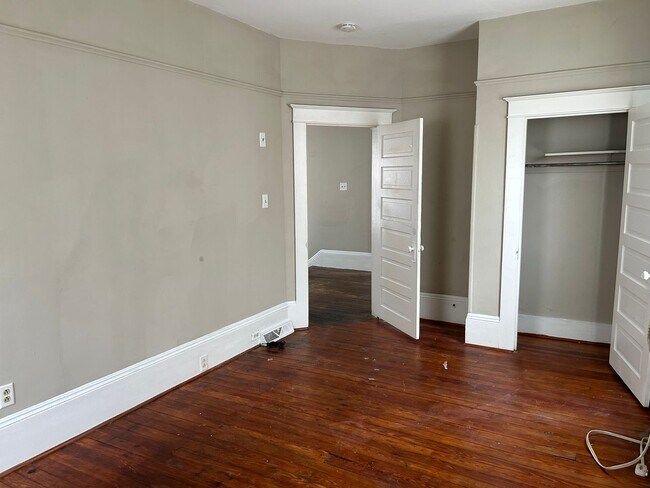 Foto del edificio - 4 bedroom/1 bath Home on 4th St