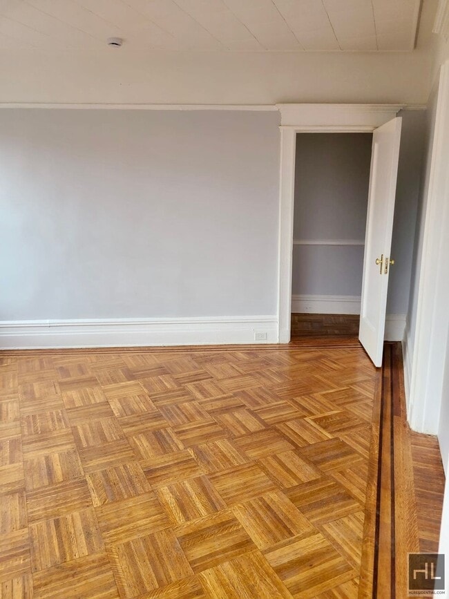 Foto del edificio - 4BR 1BA Plus Size Rent Stabilized Pre War Corner Unit in Ditmas Park