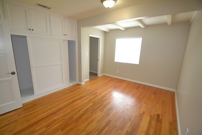 Building Photo - 5866 Zelzah Ave