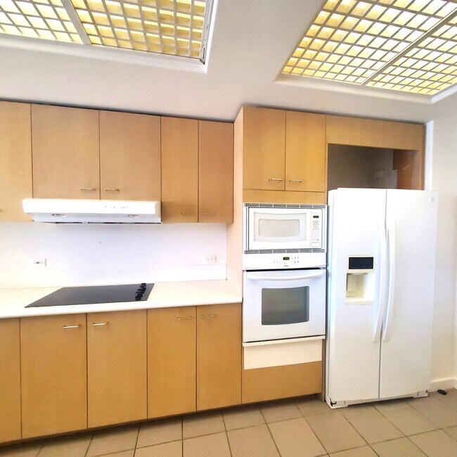 Built in oven, microwave, refrigerator - 1 Keahole Pl