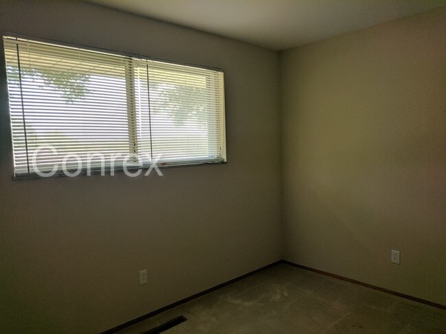 Building Photo - 240 Hilltop Dr