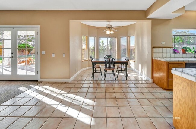 Building Photo - Beautiful 4 bed, 3 bath home in College He...