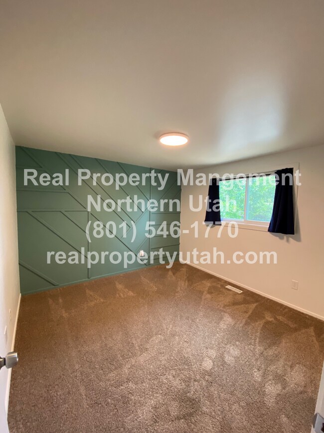 Foto del edificio - Large 4-bedroom home in Layton Available Now!