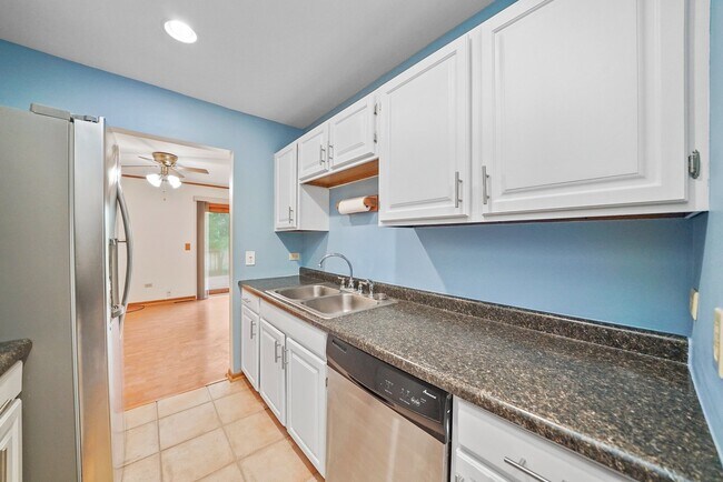 Building Photo - 2 Bed+1 Room in the Basement/1.5 Bath Town...