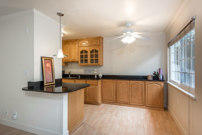 Building Photo - Massol Ave 225* (10)