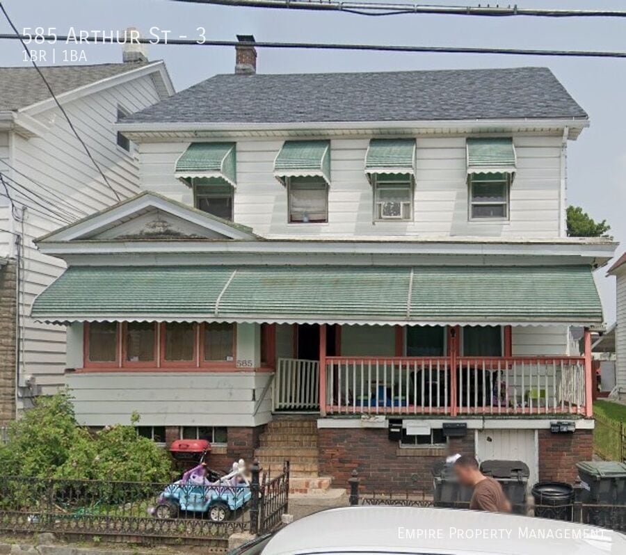 Building Photo - 585 Arthur St