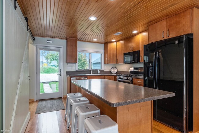 Foto del edificio - 2 br, 1.5 bath House - Portage Lake