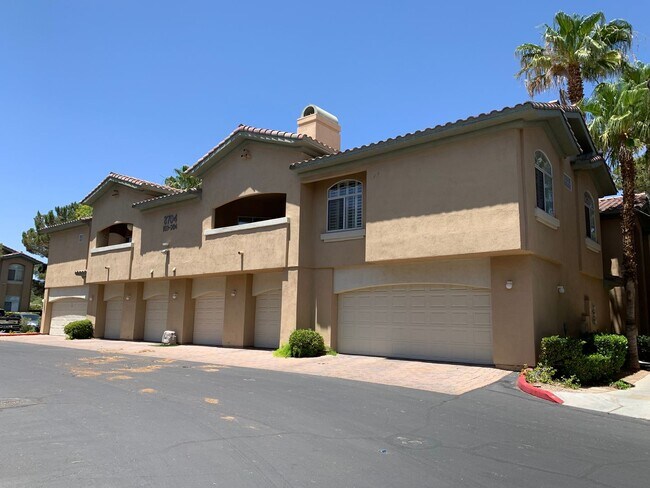 Foto del edificio - 2 Bedroom Condo In Guard Gated Summerlin C...