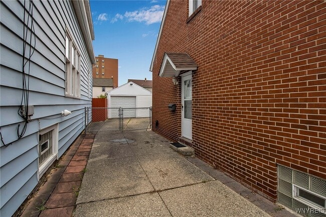 Building Photo - 57 Reed Ave