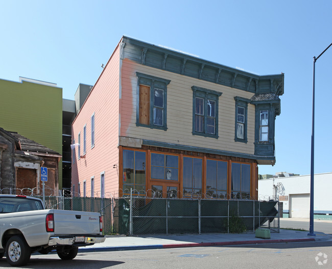 Building Photo - Isaac Lyon Building