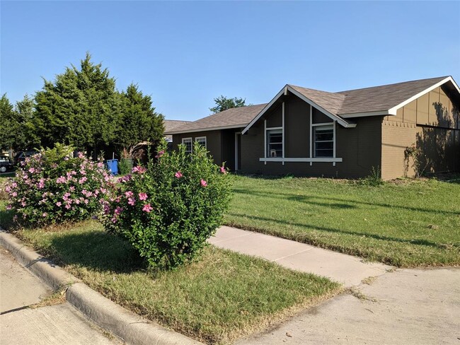 Building Photo - 2043 Rose Hill Rd