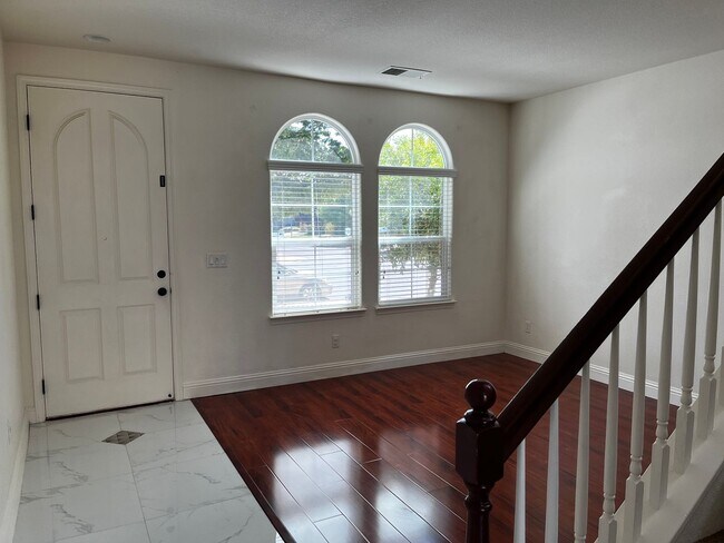 Building Photo - Executive 4 Bedroom, 2.5 Bathroom 2100 Sqf...