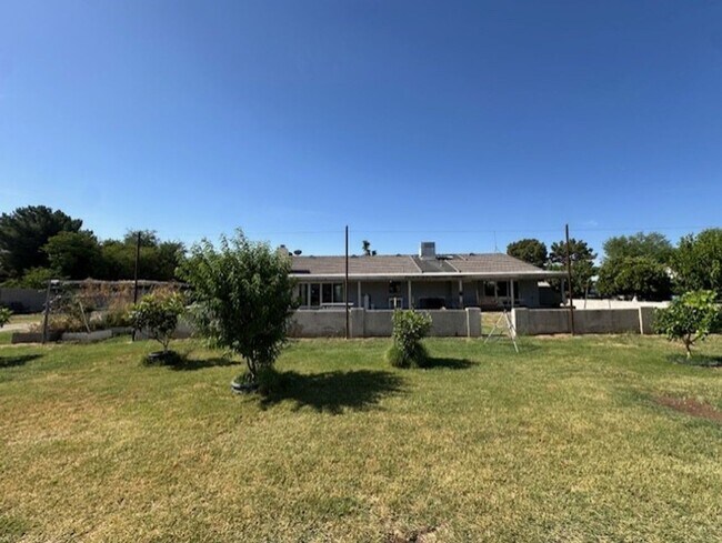 Building Photo - NO HOA, PLUS PARKING FOR MULTIPLE VEHICLES...