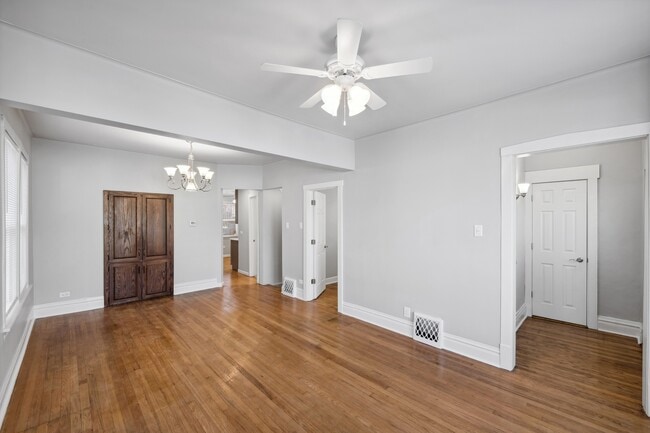 Building Photo - 5831 W Byron St
